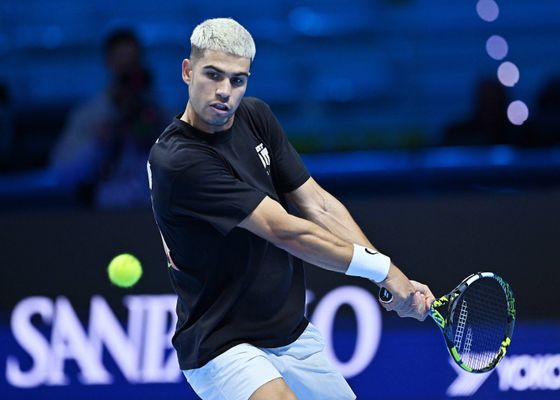 Carlos Alcaraz logra una importante victoria en Turín antes de su debut en las ATP Finals