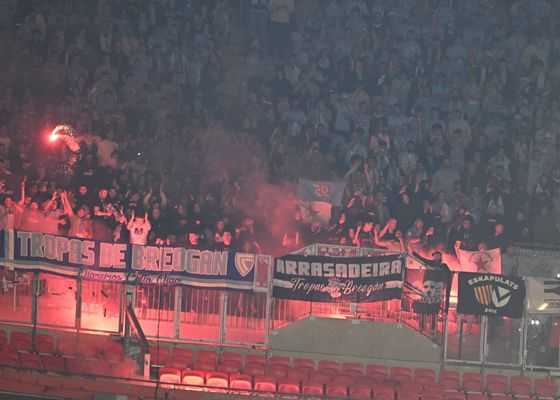 El Celta de Vigo condena la agresión sufrida en Lyon, con una puñalada a un aficionado, pero irá también contra sus ultras