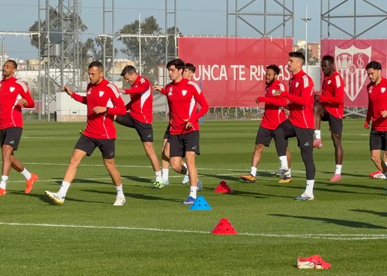 Azpilicueta continúa trabajando en la sesión post-sanción de Almeyda