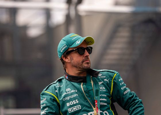 Fernando Alonso no agacha la cabeza pese al desastre de Aston Martin: ''Me siento superior a ellos''