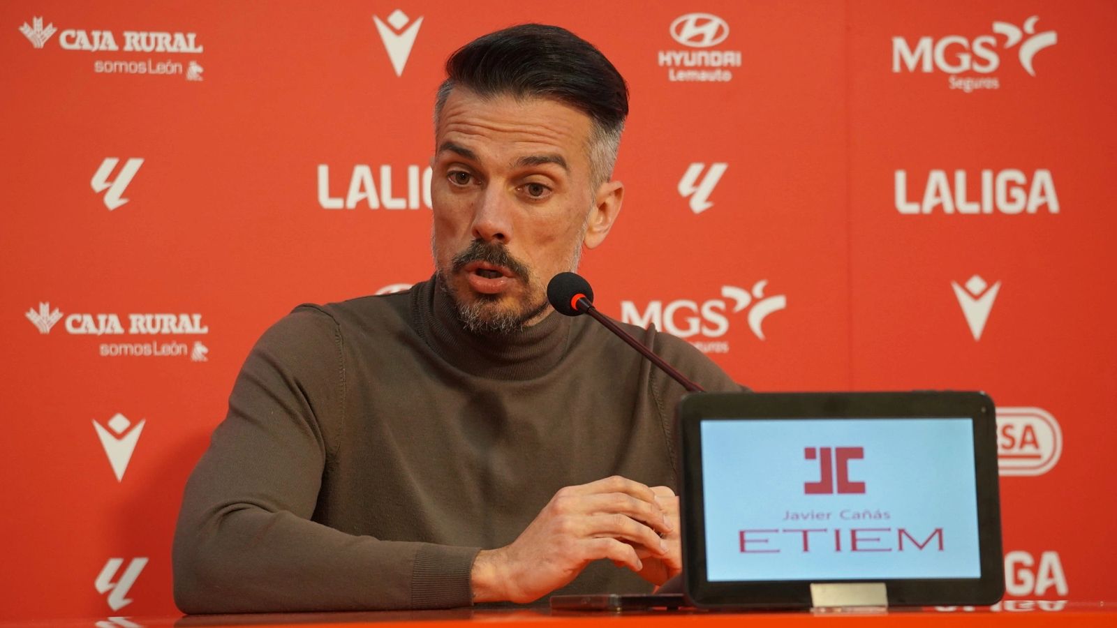 La racha que amenaza a la Cultural Leonesa en LaLiga Hypermotion con Almería, Racing de Santander y Castellón en el horizonte
