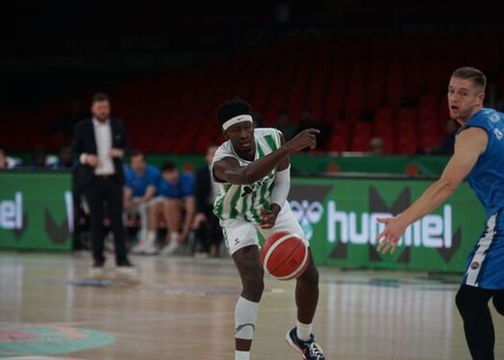 El Betis apaga el fuego a tiempo