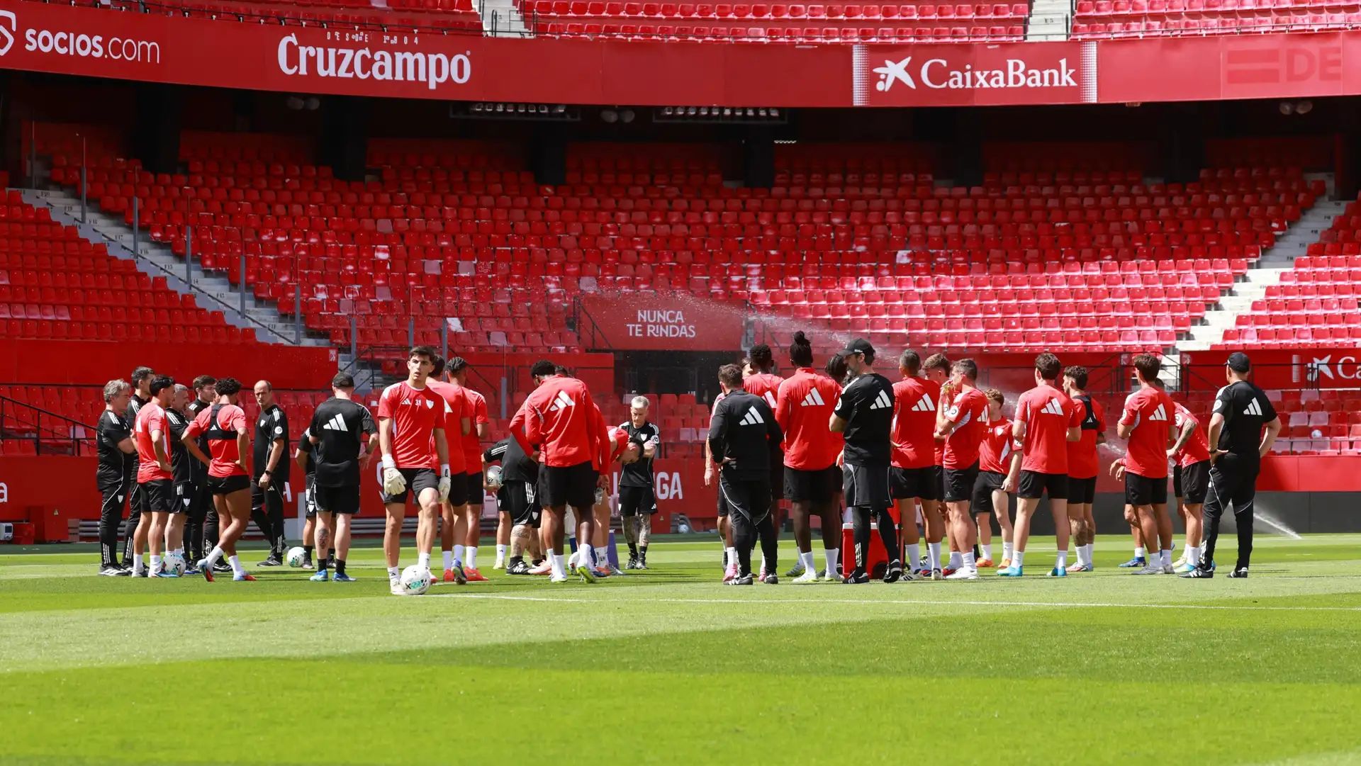 La convocatoria del Sevilla para recibir al Espanyol: uno llega, otro vuelve, tres descartes y un debut se aplaza