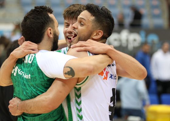 El Betis se abona a la épica para seguir soñando