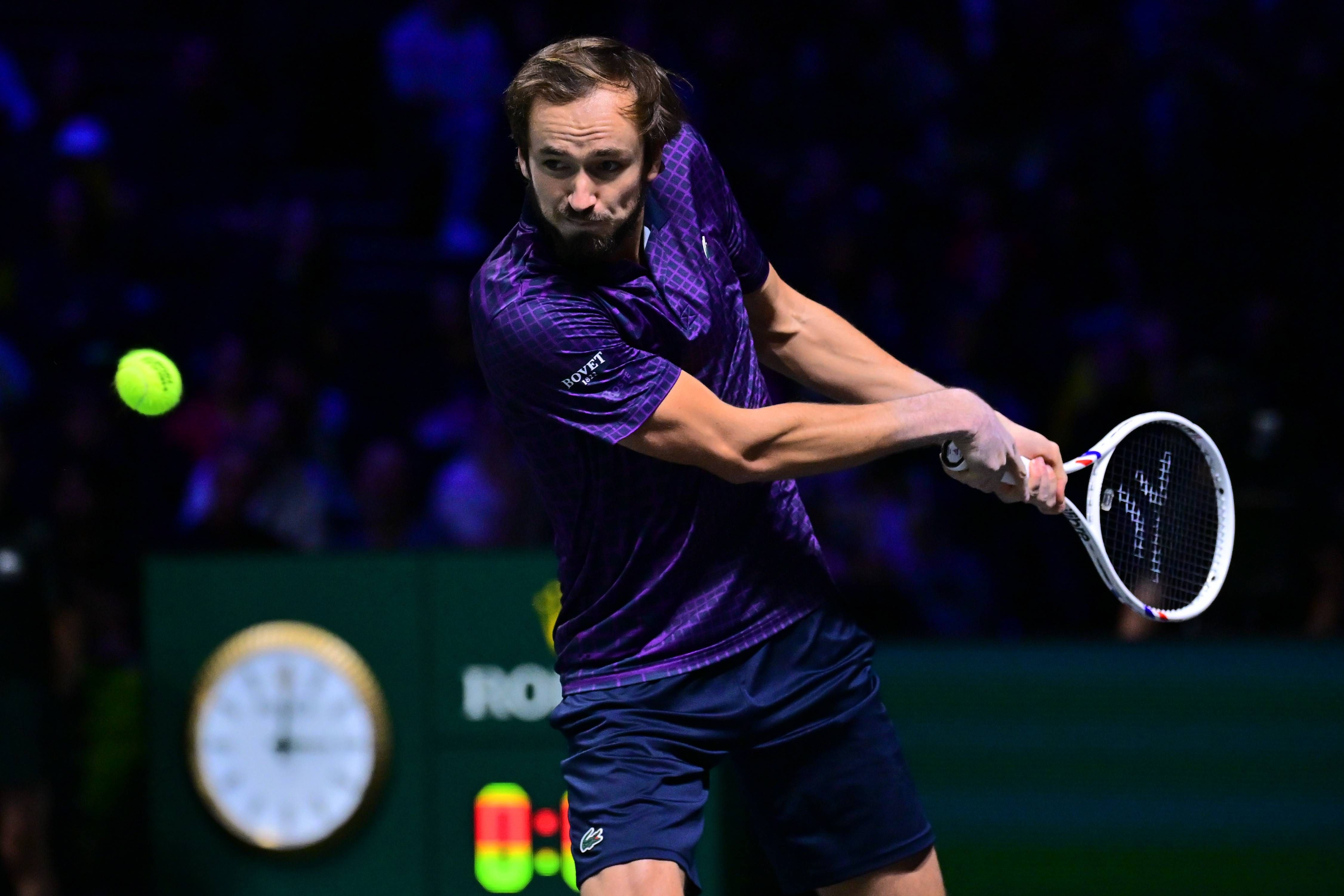 Medvedev avanza en París sin jugar y tiene una oportunidad para las ATP Finals