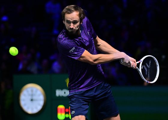 Medvedev avanza en París sin jugar y tiene una oportunidad para las ATP Finals