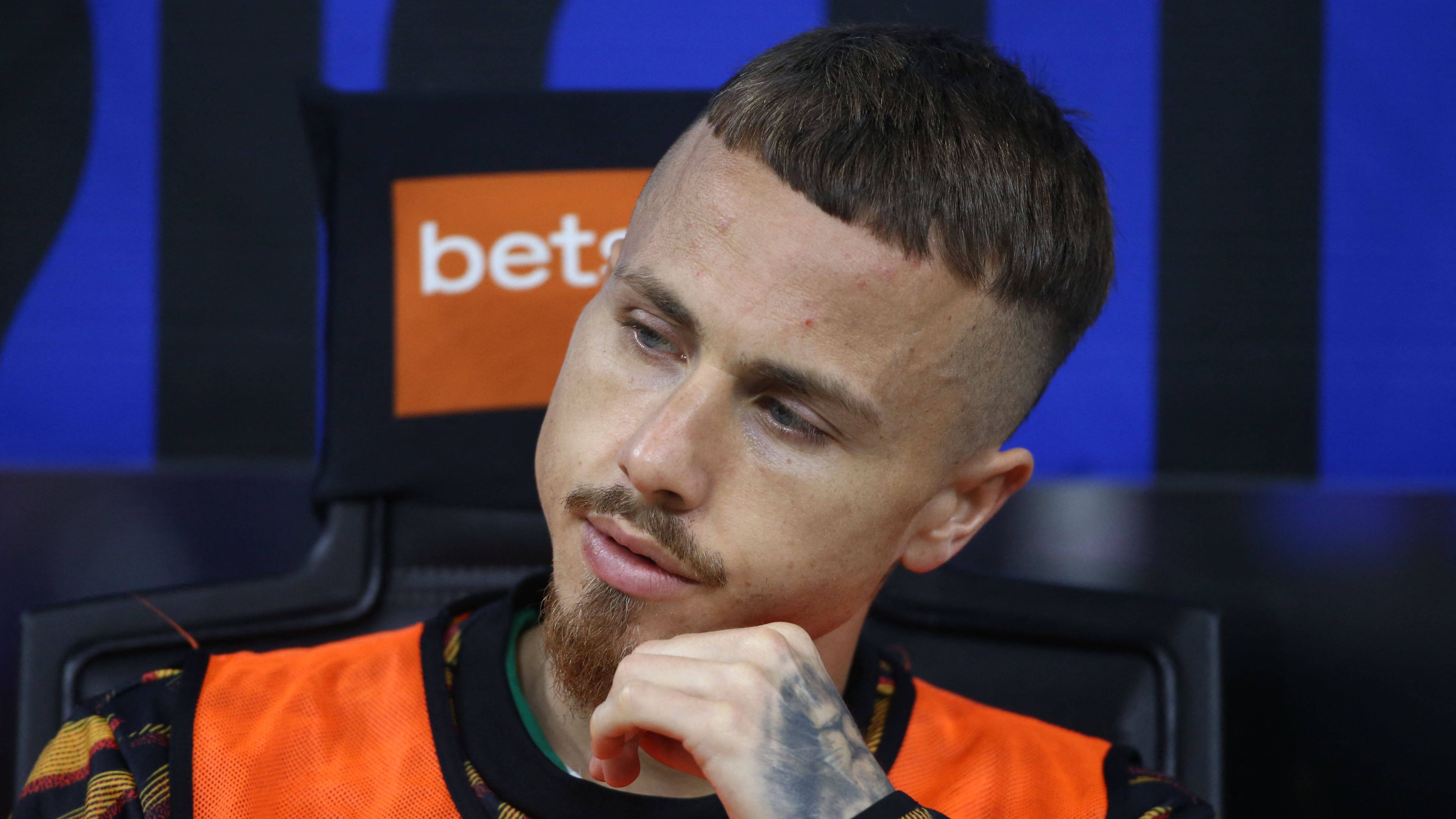 Angeliño zanja de un plumazo los rumores que le vinculan con el Betis: "Falso"