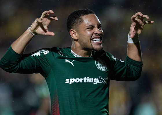Dejó el Betis por la puerta de atrás y es encumbrado en América: Vitor Roque lidera la Copa Libertadores 