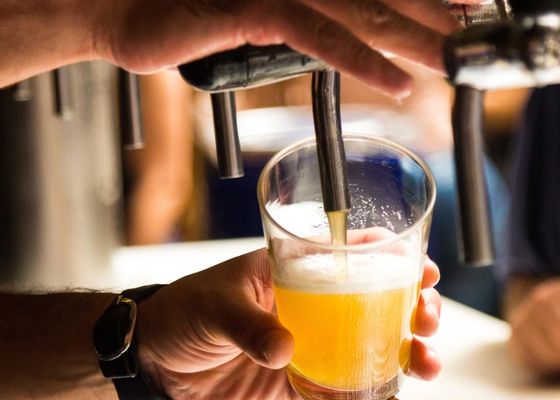Un madrileño suelta la bomba comparando cómo tiran la cerveza en Madrid y Sevilla