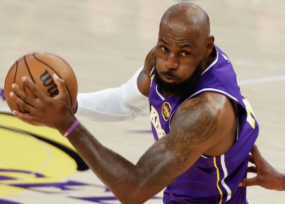 Los Lakers necesitan un milagro ya y Harden calla bocas ante los Pistons