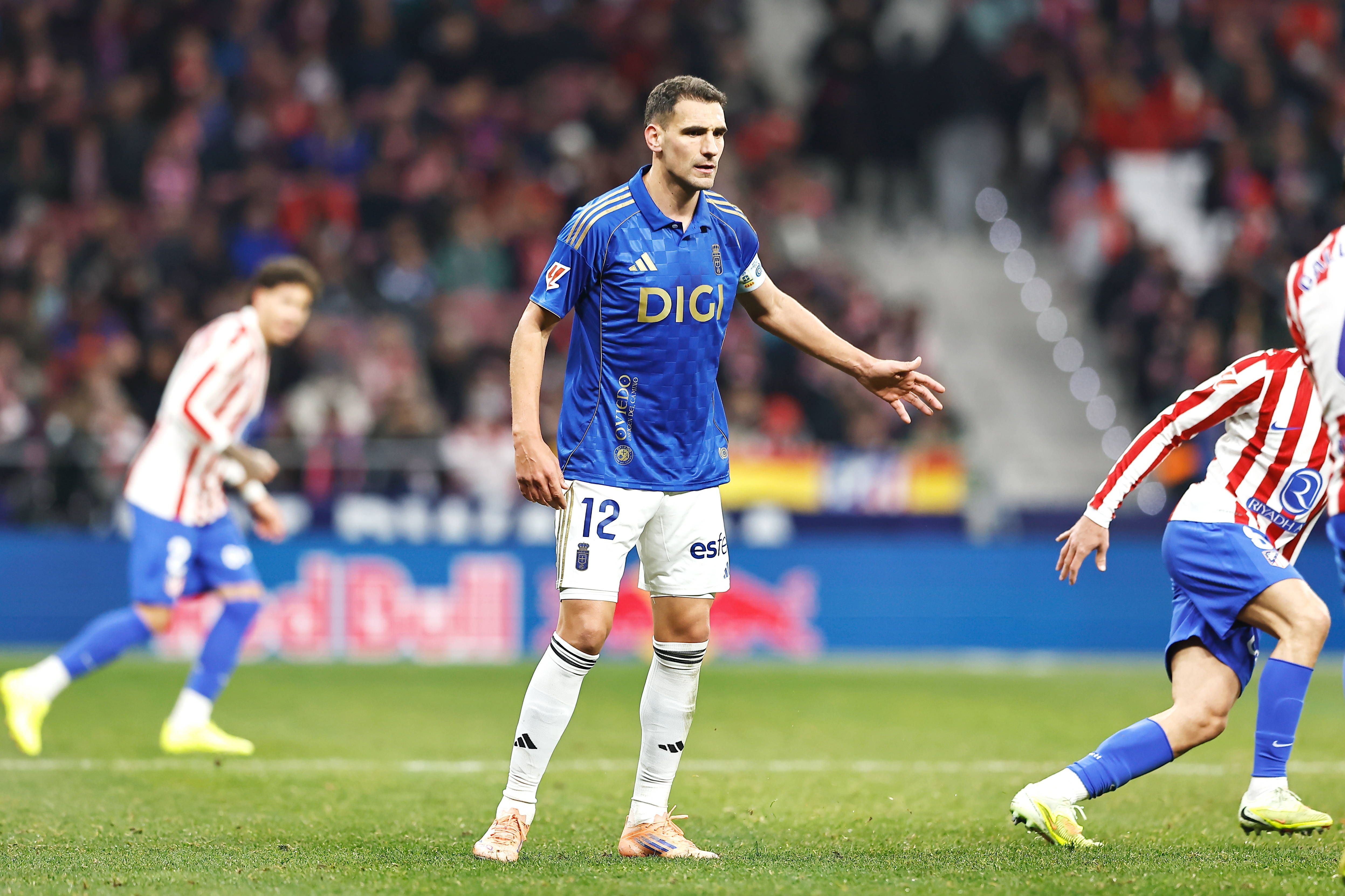 Dani Calvo "se moja" tras la suspensión del Rayo Vallecano - Oviedo: "Es un chiste que se diga que somos la mejor liga del mundo"