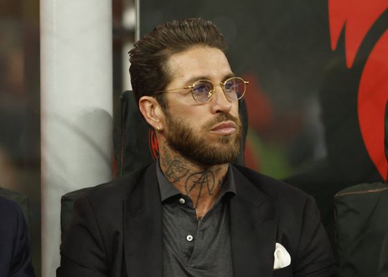 Sergio Ramos celebra la victoria del Sevilla, mientras la compra del club sigue adelante