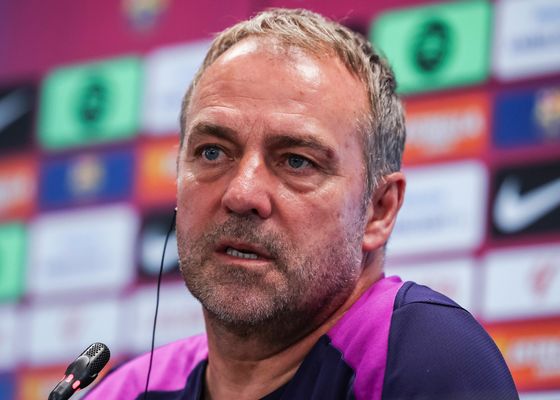 Hansi Flick prioriza la Champions y deja en el aire el once del Barcelona en el derbi ante el Espanyol