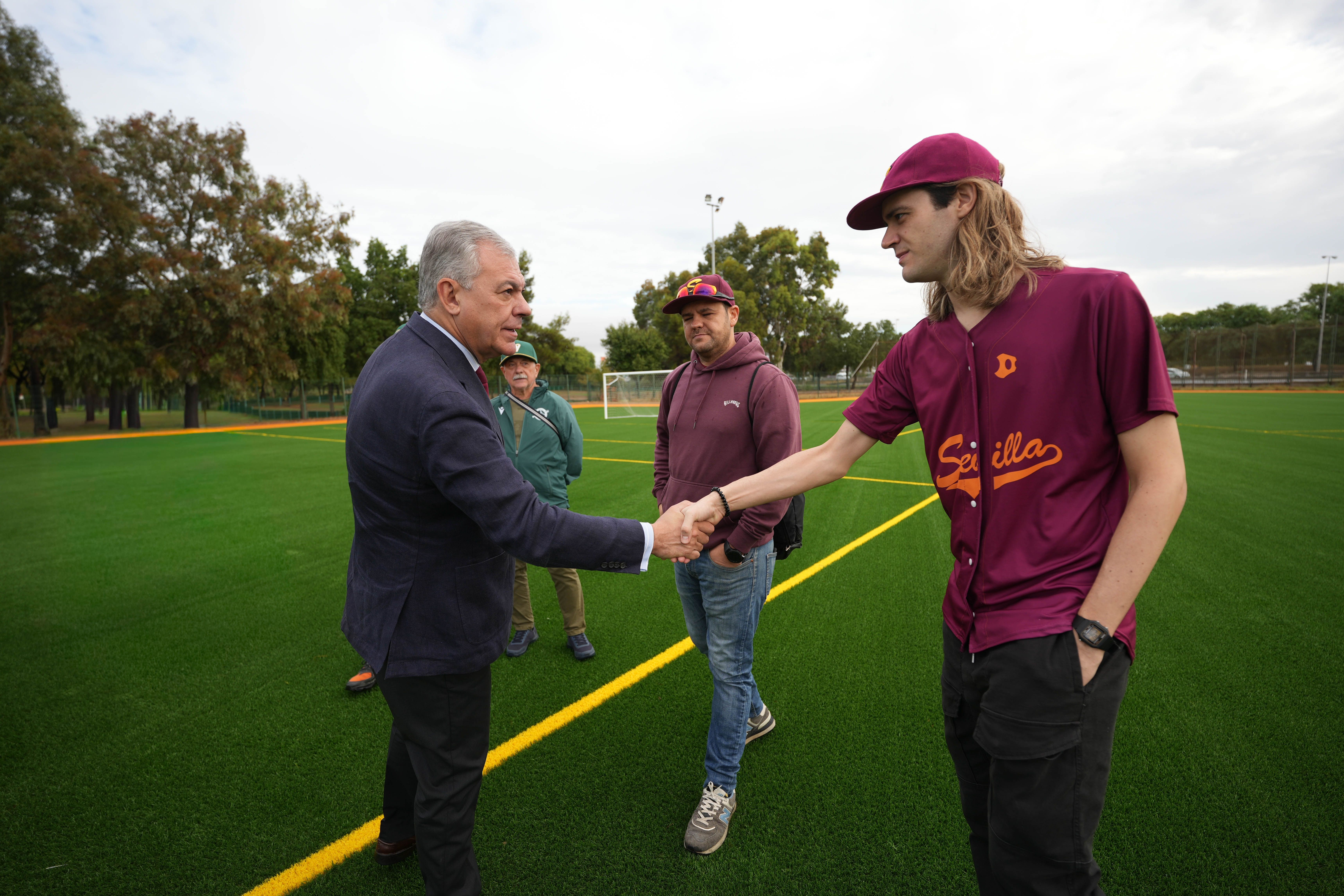 El Ayuntamiento de Sevilla acelera la renovación del césped artificial en sus centros deportivos