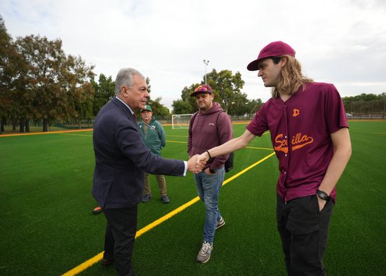 El Ayuntamiento de Sevilla acelera la renovación del césped artificial en sus centros deportivos