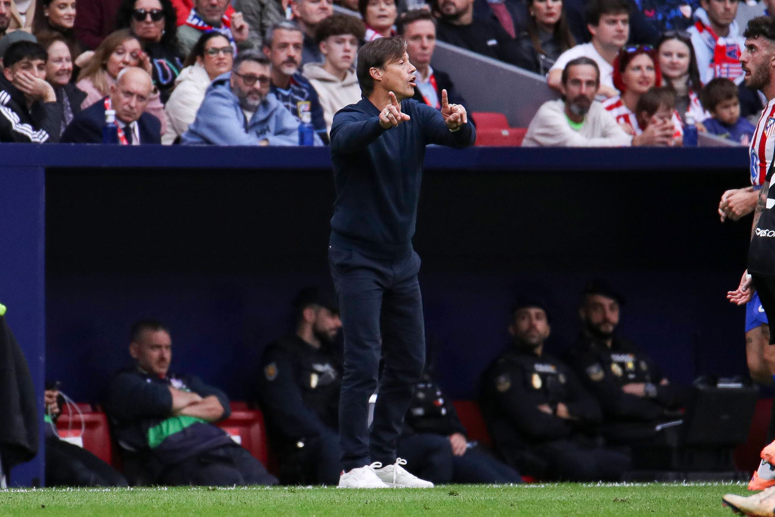 La afición del Sevilla comienza a desconfiar de Almeyda