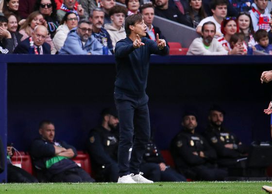 La afición del Sevilla comienza a desconfiar de Almeyda