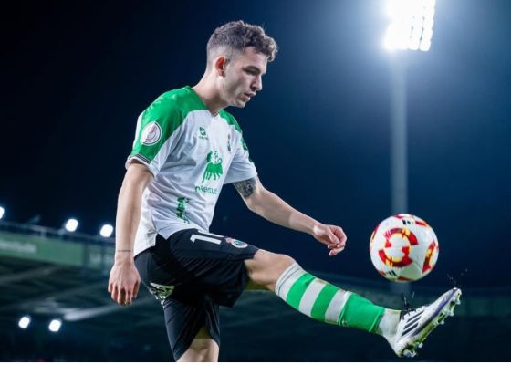 Iñigo Vicente levanta la mano ante los ojos del Athletic