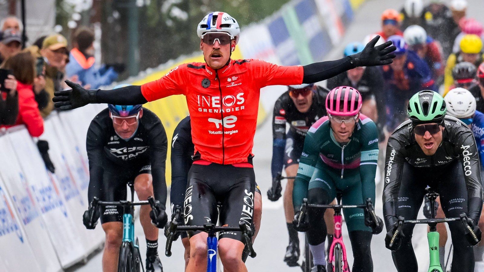 Dorian Godon levanta los brazos con Jonas Vingeaard afectado por una caída en la París-Niza