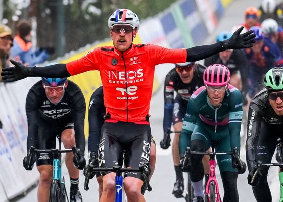 Dorian Godon levanta los brazos con Jonas Vingeaard afectado por una caída en la París-Niza