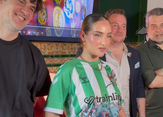 El Betis presenta su nueva camiseta inspirada en las fiestas primaverales