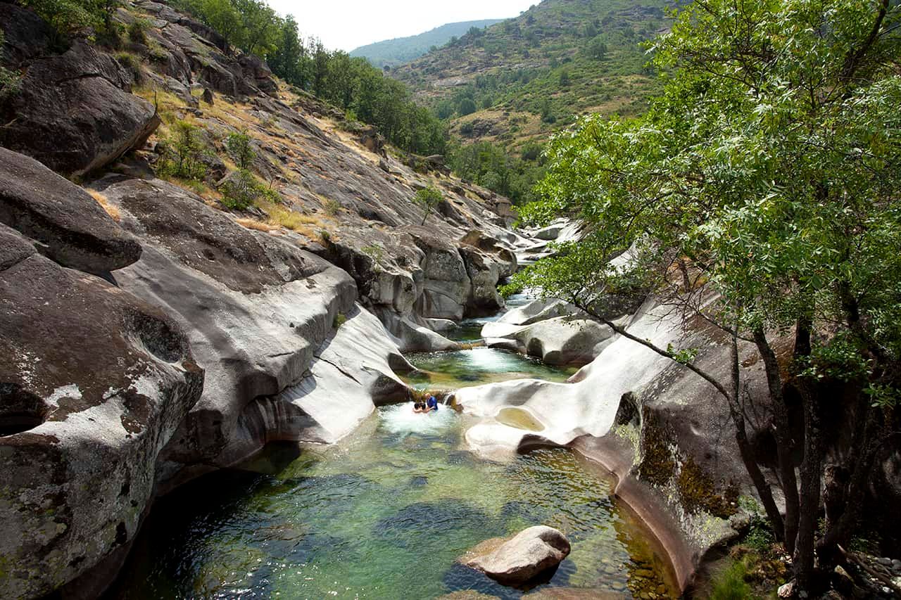 La piscina natural más destacada de España: una joya de aguas cristalinas en plena naturaleza