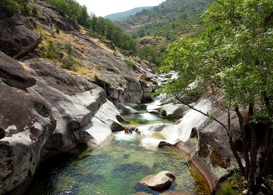 La piscina natural más destacada de España: una joya de aguas cristalinas en plena naturaleza