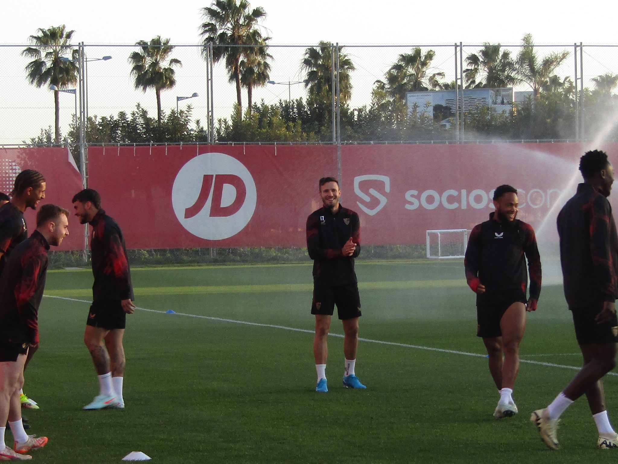El Sevilla comienza a preparar el derbi bajo mínimos