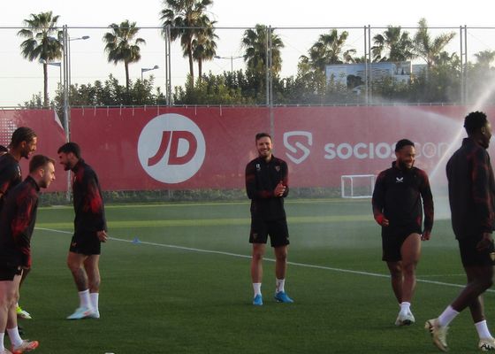 El Sevilla comienza a preparar el derbi bajo mínimos