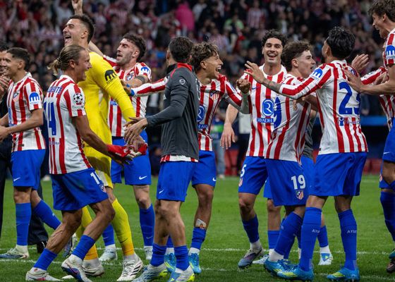 Los dardos del Atlético de Madrid al Barcelona para celebrar su pase en Champions: mensaje a Lamine Yamal, un perro azulgrana y el eslogan culé 