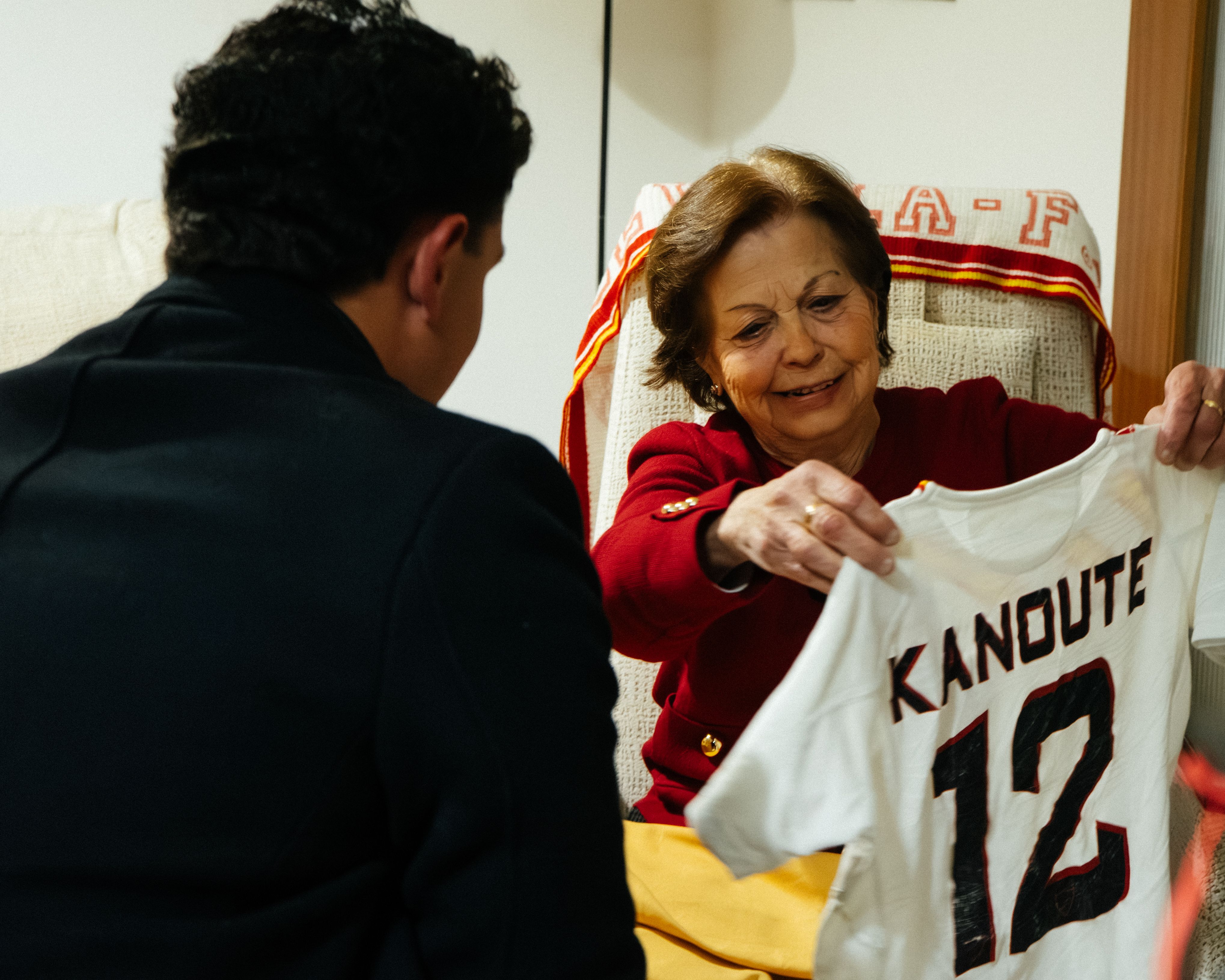 Ella es Remedios, la abuela sevillista que, a pesar del Alzheimer, mantiene el sueño de conocer a Kanouté