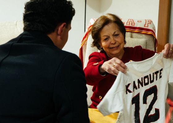 Ella es Remedios, la abuela sevillista que, a pesar del Alzheimer, mantiene el sueño de conocer a Kanouté