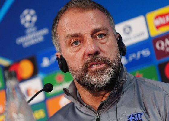 Flick: "Hemos perdido balones fáciles y pases fáciles. Va a ser muy difícil, pero todo es posible. Es todo lo que puedo decir."