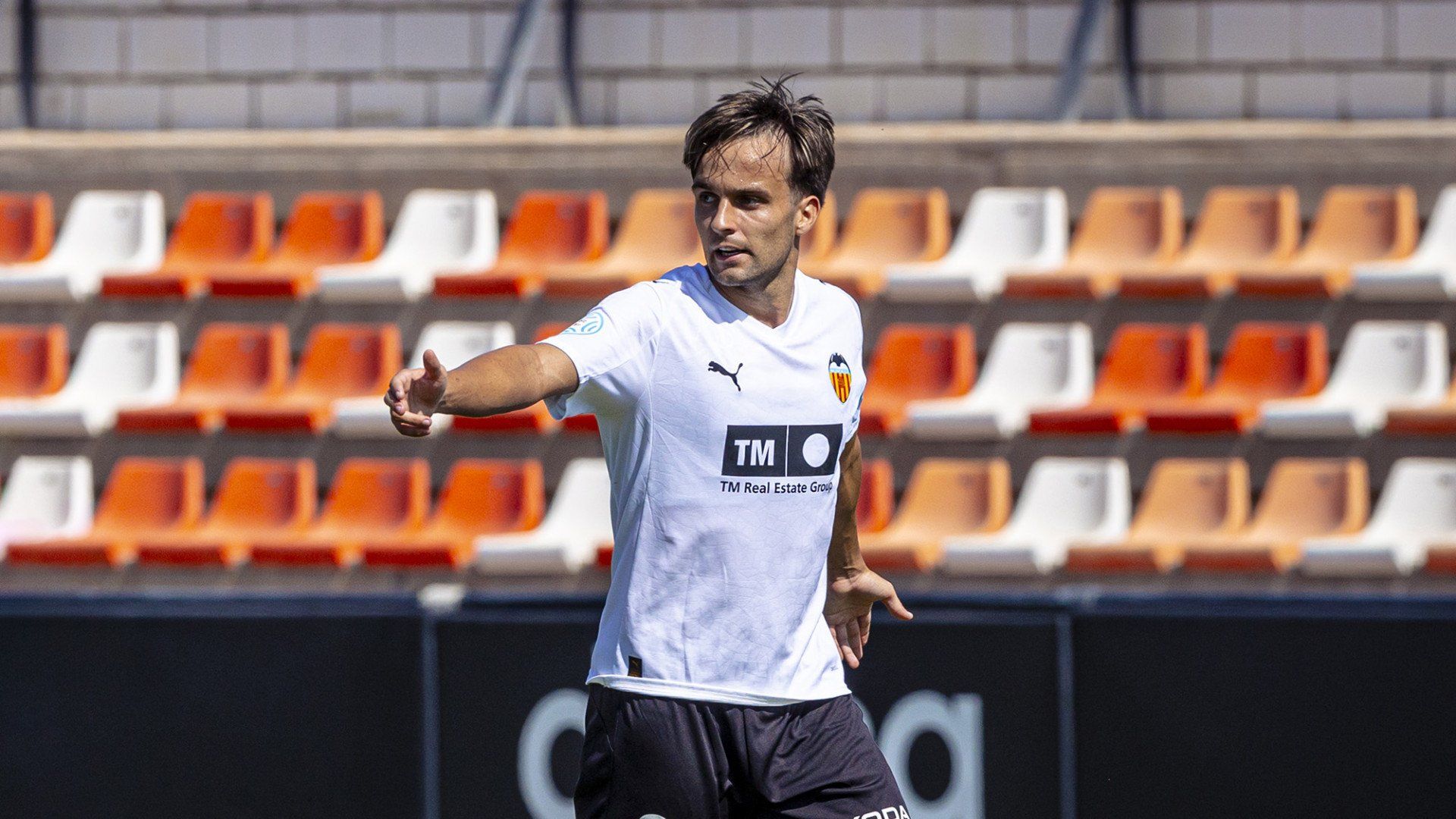 El Valencia no mueve ficha y varios clubes están al acecho para llevarse gratis al goleador de su filial