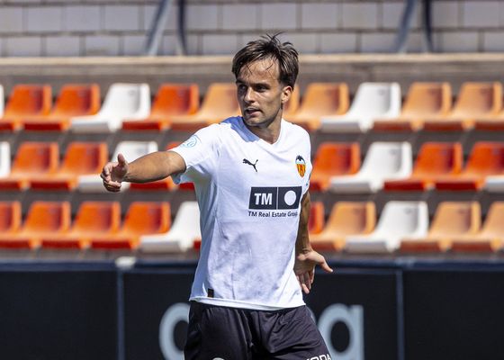 El Valencia no mueve ficha y varios clubes están al acecho para llevarse gratis al goleador de su filial