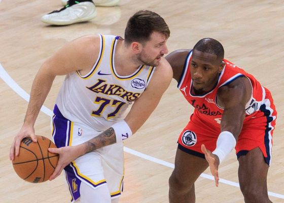 Desastre en los Lakers: derrota en el derbi y lesión de Luka Doncic