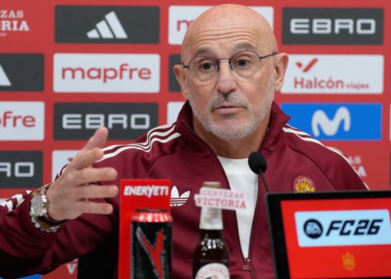 Luis de la Fuente protege a tres jugadores en su primer entrenamiento por precaución