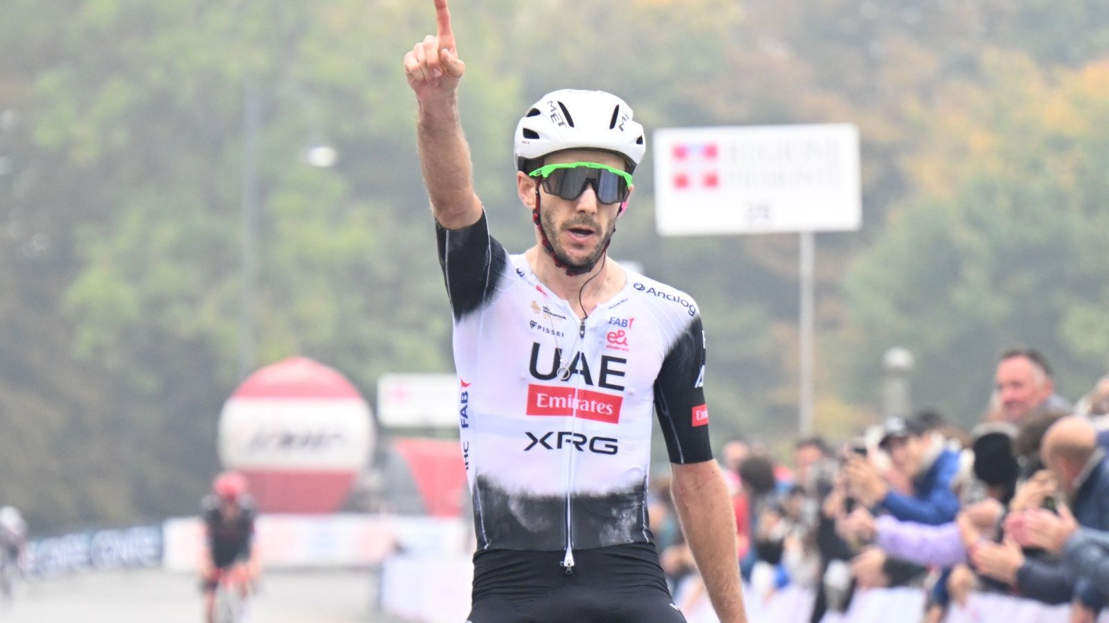 Adam Yates golpea por partida doble y reduce al mínimo las opciones del equipo Movistar