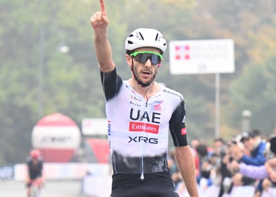 Adam Yates golpea por partida doble y reduce al mínimo las opciones del equipo Movistar
