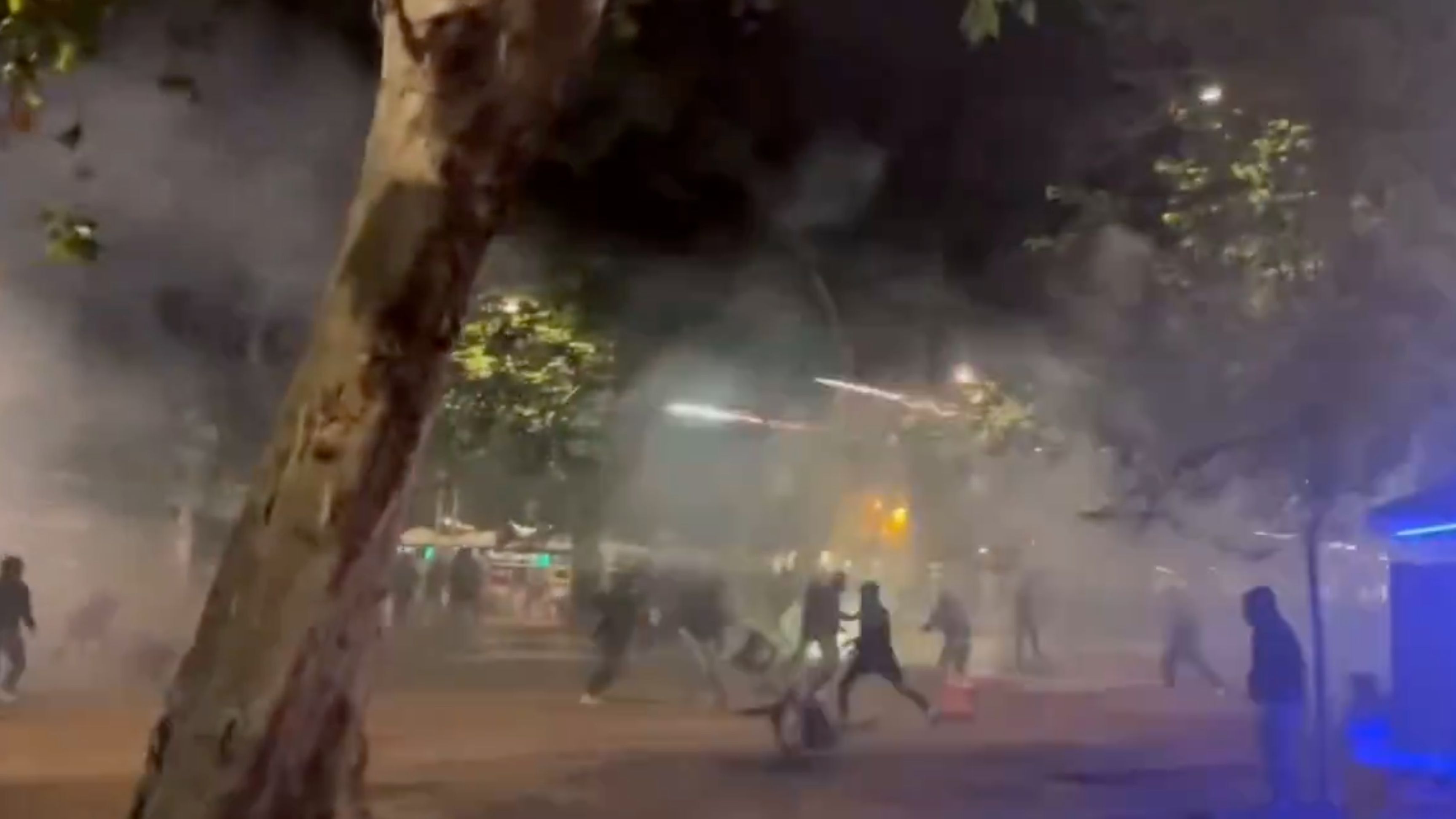 Los ultras de la Fiorentina ya hacen estragos en las calles de Sevilla