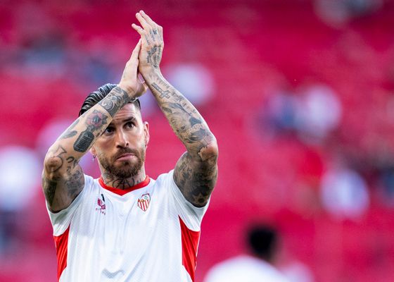 Sergio Ramos vuelve a escena para celebrar el triunfo ante el Espanyol en pleno proceso de compra del Sevilla 