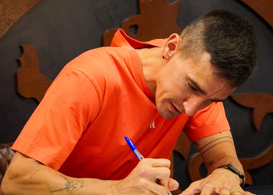La Cultural Leonesa hace oficial el fichaje de Edgar Badia