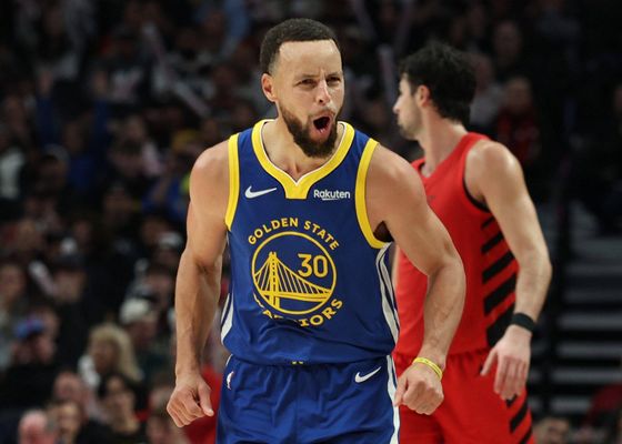 Los Warriors desperdician otra 'salvajada' de Stephen Curry y LeBron James sobrevive
