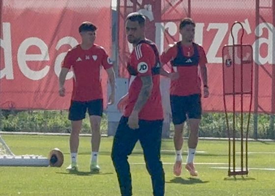 Oso se convierte en el protagonista del Sevilla FC en el comienzo de la preparación del derbi