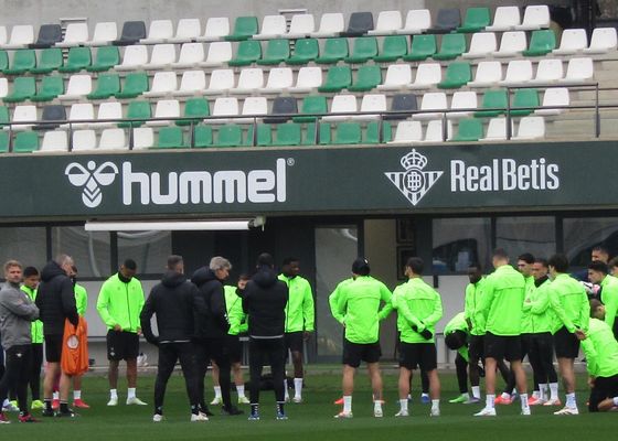 El Real Betis entrena sin Vítor Roque antes de recibir al Madrid; Lo Celso, en el gimnasio