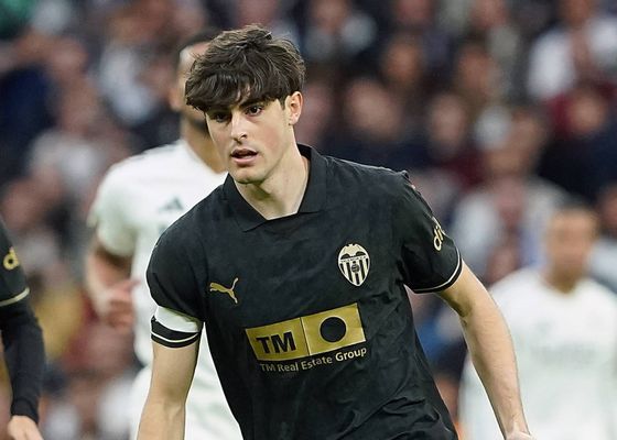El Valencia peina el mercado de centrocampistas ante la posible salida de Javi Guerra
