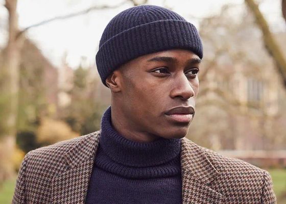 El gorro viral con auriculares y linterna ahora tiene un 10% de descuento en Amazon