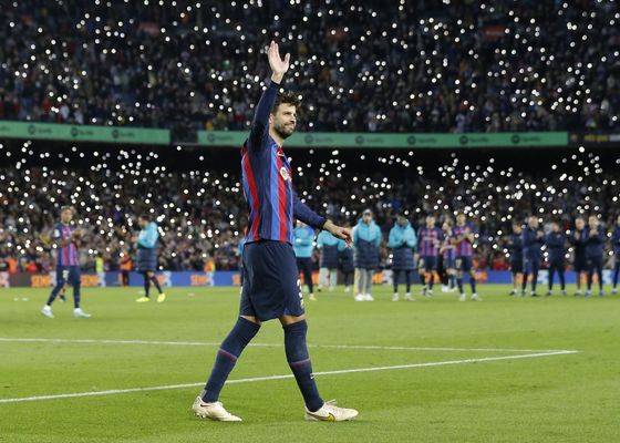 Piqué vuelve al Camp Nou como presidente y en helicóptero 