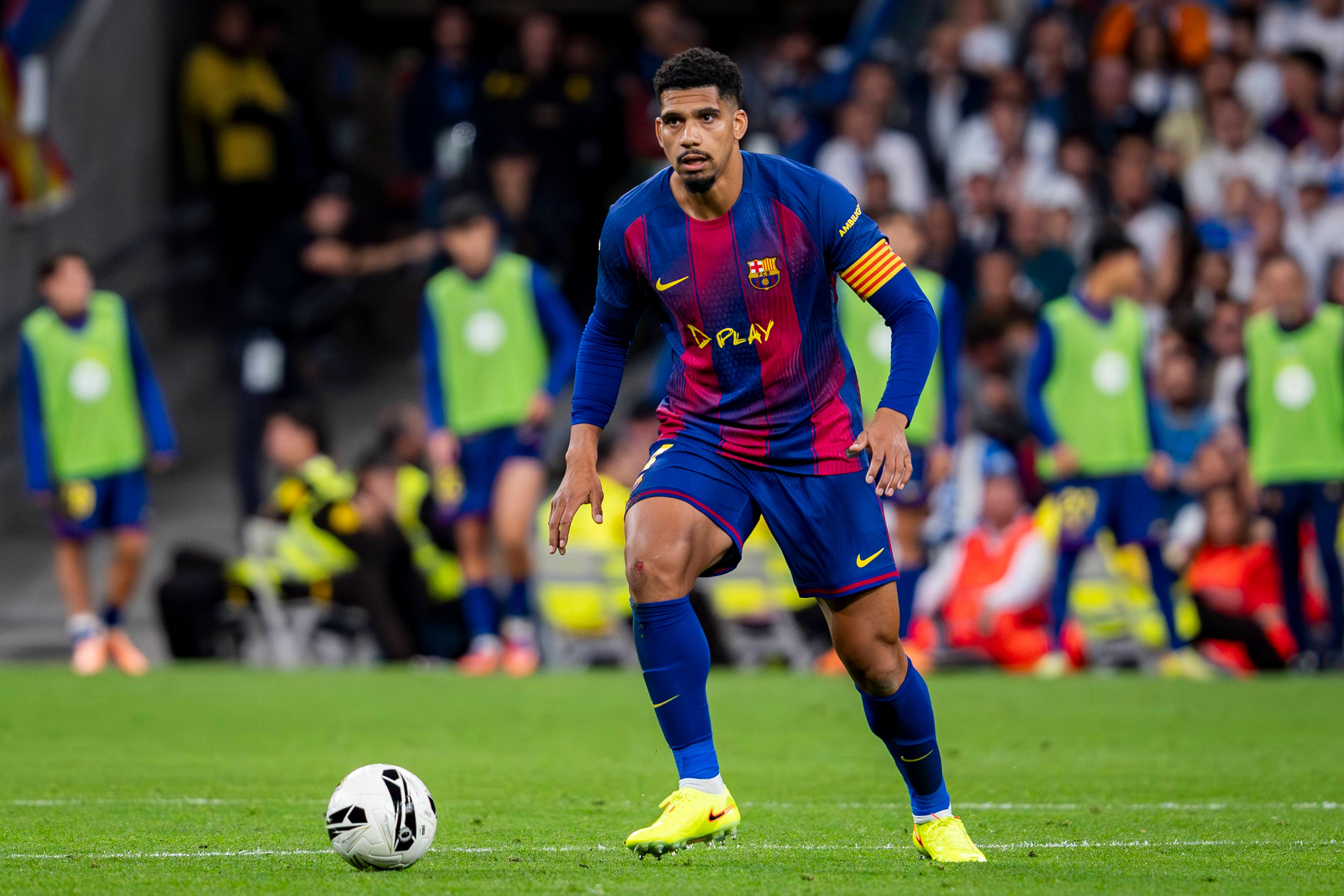 Araujo vuelve a los entrenamientos de Hansi Flick pero su presencia contra el Espanyol no está confirmada