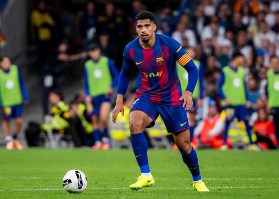 Araujo vuelve a los entrenamientos de Hansi Flick pero su presencia contra el Espanyol no está confirmada